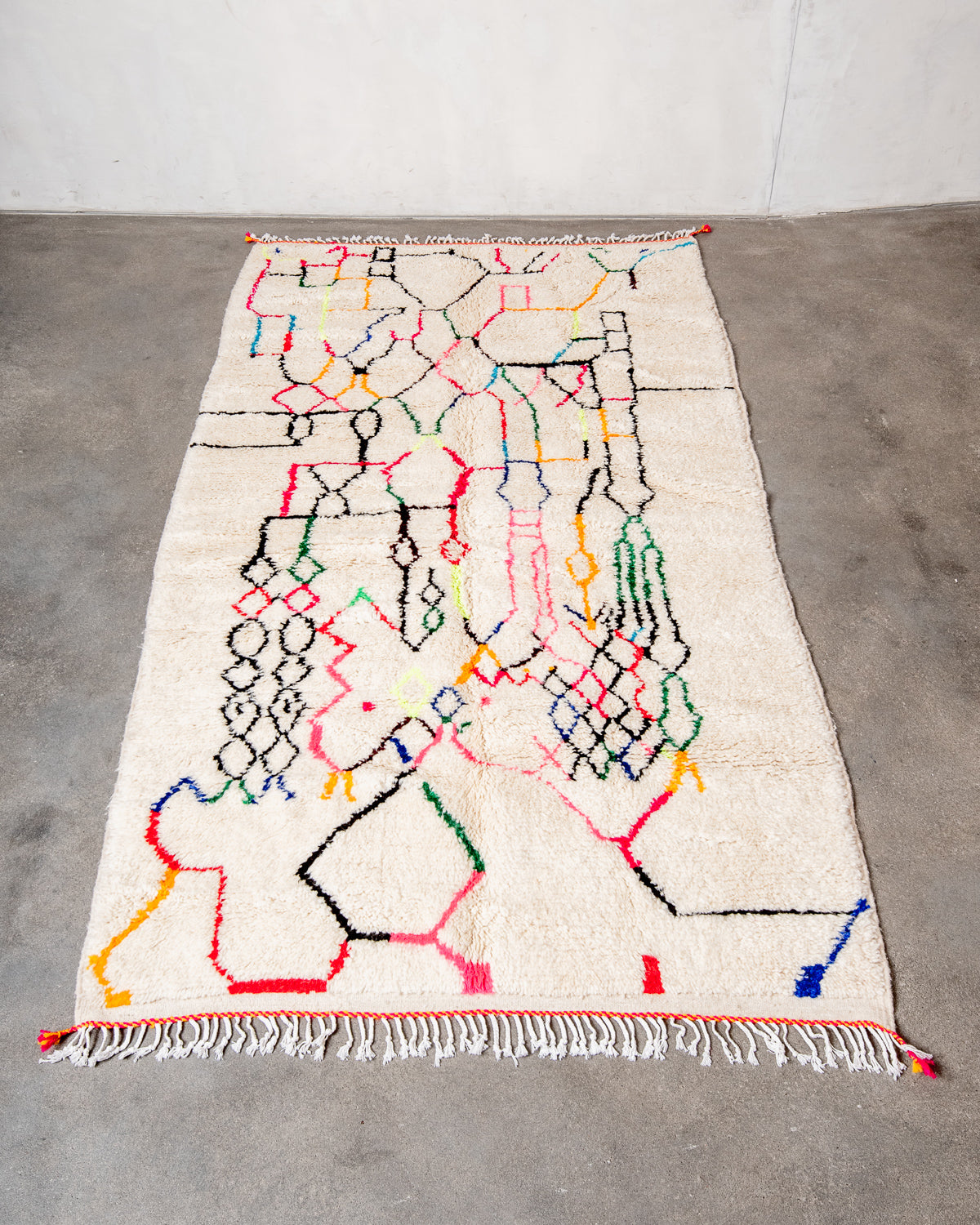 Modern designer handcrafted Berber rug from Morocco. Azilal rug with beautiful colors and patterns. Made of sheep’s wool and colourful cotton.
